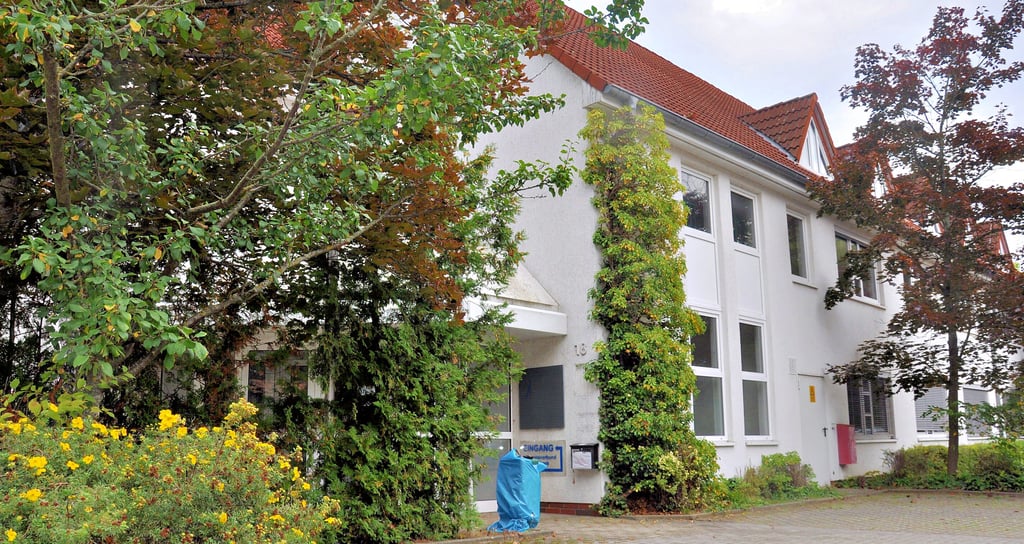 Blick auf die frühere Niederlassung der Agentur für Arbeit in Osterburg. Das Erdgeschoß steht seit dem Umzug der Behörde leer. Dort will die Einheitsgemeinde eine Außenstelle des Osterburger Hortes einrichten.