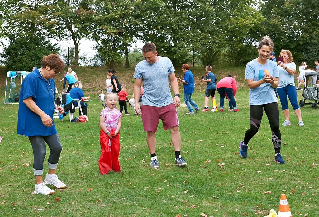 Auch Sackhüpfen gehörte mit zu den Disziplinen beim Familiensportfest in Ausleben, zu dem am Wochenende der SV Blau Geld Ausleben eingeladen hatte.
