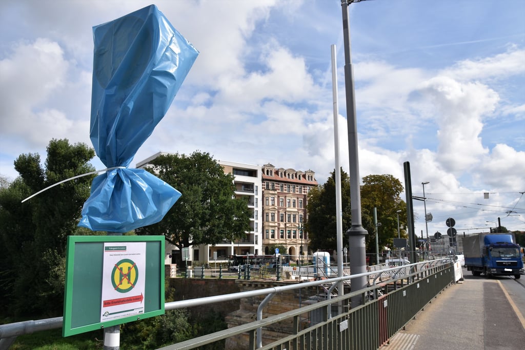 Ein blauer Sack über dem Halteschild der Linie 46 in Magdeburg.