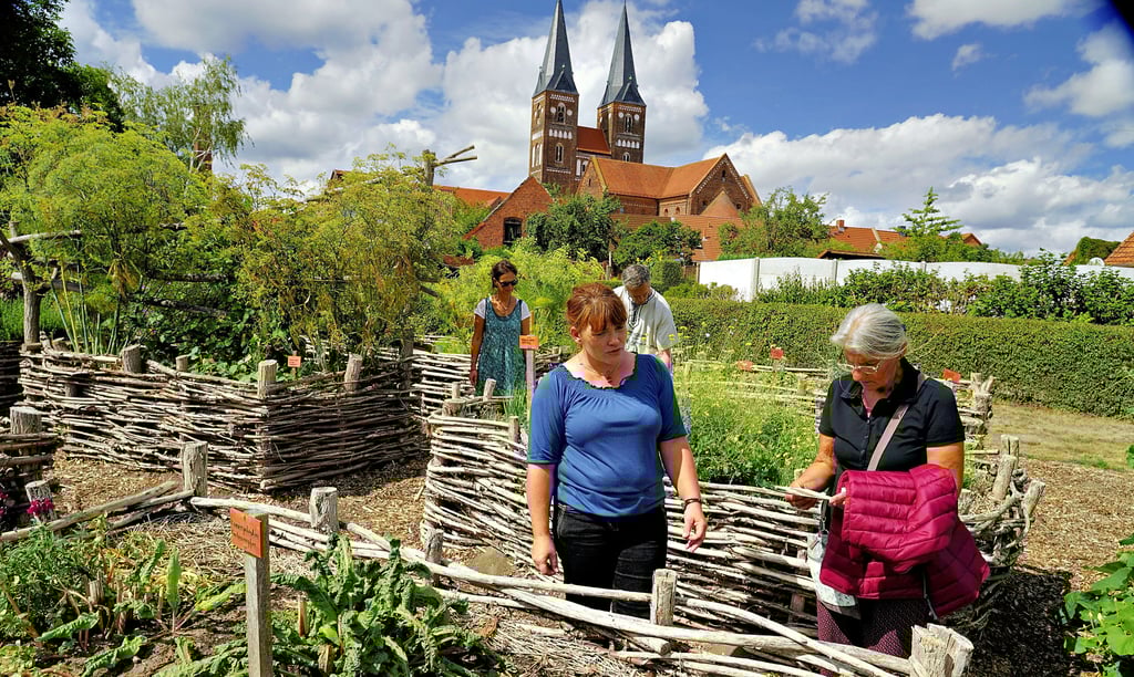 Klostergärtnerin Manuela Pelloth im Gespräch mit einem Besucher: ?Ich lasse die Pflanzen auch nach ihrer Reife stehen, dann sehen die Besucher, wie schön viele Gemüsepflanzen blühen.?