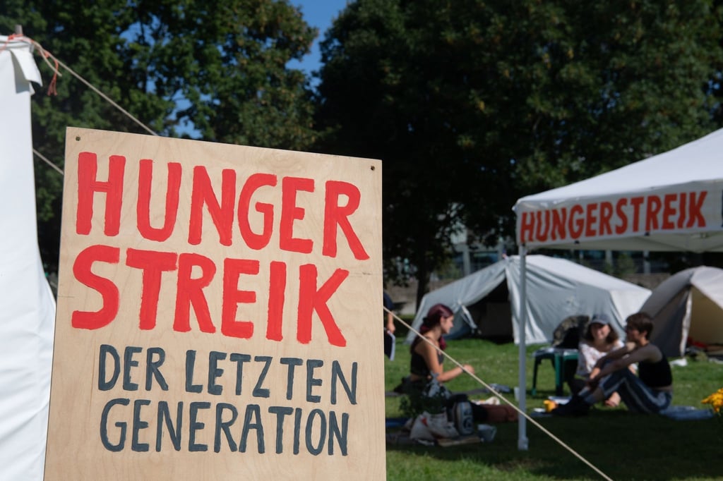 „Hungerstreik“ steht in Großbuchstaben auf einem Schild im Camp der Klimaaktivisten, die sich im Regierungsviertel seit Tagen im Hungerstreik befinden.