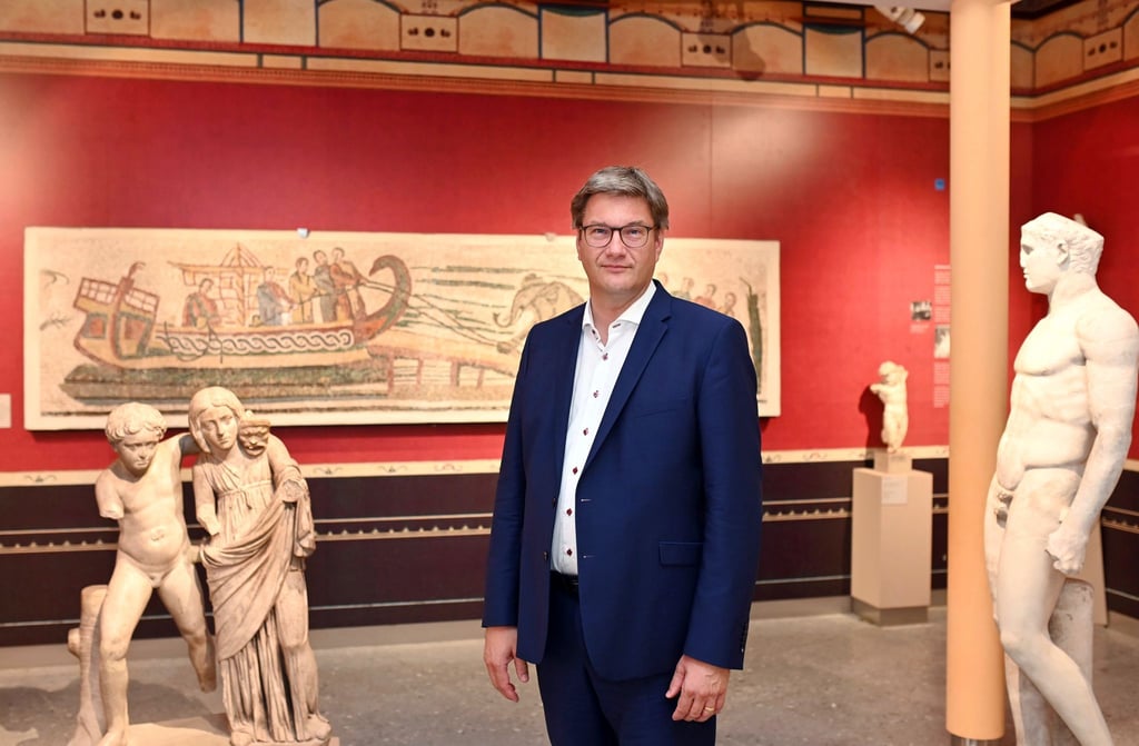 Eckart Köhne, Direktor des Badischen Landesmuseum, aufgenommen im Karlsruher Schloss in der Antikensammlung.