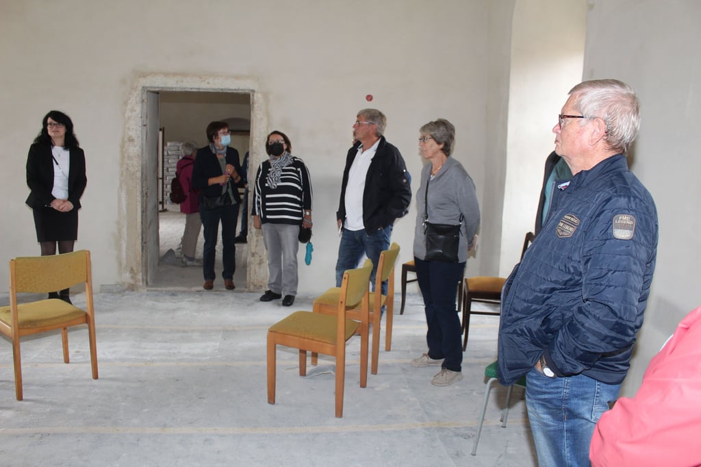 Sabrina Voigt (l.) vom Verein zur Rettung der Erxleber Schlossanlagen zeigt Besuchern die künftige Teeküche in Schloss II, die nach den Bauarbeiten für Veranstaltungen und Treffen genutzt werden kann.