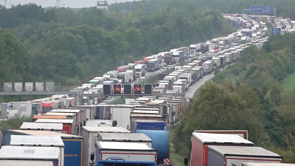 Die Autobahn 2 gleicht derzeit einem riesigen Parkplatz. Der Verkehr zwischen Sachsen-Anhalt und Niedersachsen ist jetzt vollständig zum Stillstand gekommen.