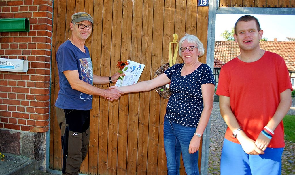 Michael Arens übergibt die Nabu-Plakette ?Schwalbenfreundliches Haus? in Arensberg an Heidrun Neumann.