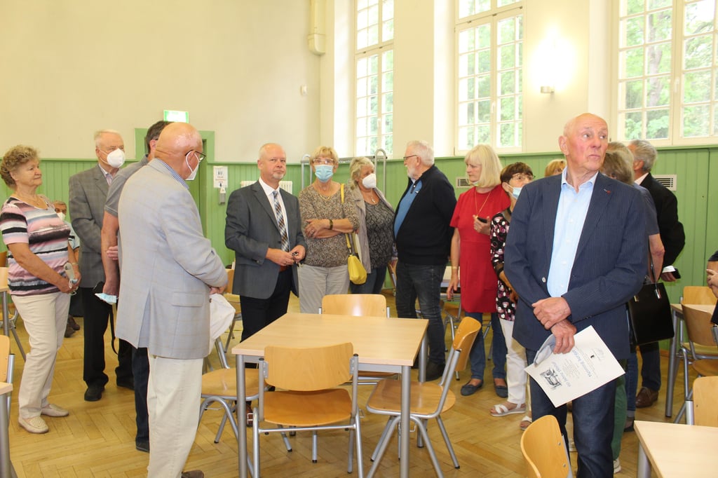 Viele Erinnerungen kamen hoch, als die Jubilare mit Schulleiter Thomas Grießbach ((5. v. l.) auch ihre ehemalige Turnhalle auf dem Schulgelände besichtigten.