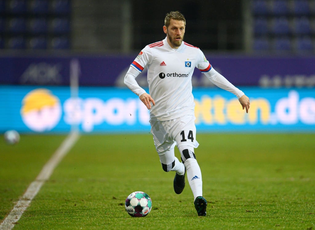 Aaron Hunt spielt den Ball.