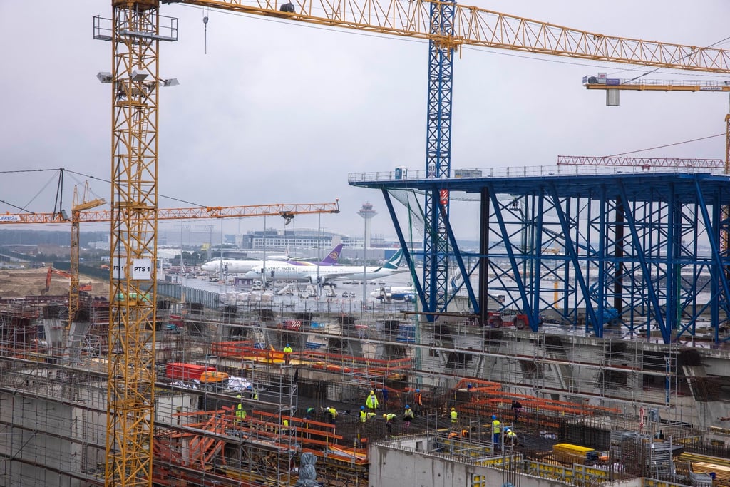 Aktuell laufen die Arbeiten für das Stahldach des Hauptgebäudes.