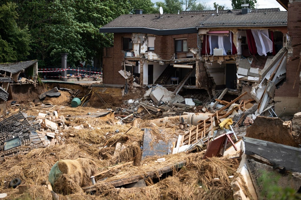 Häuser sind in Folge der Unterspülung durch das Hochwasser eingestürzt oder einsturzgefährdet - die Abläufe der Fluthilfe werden nun überprüft.
