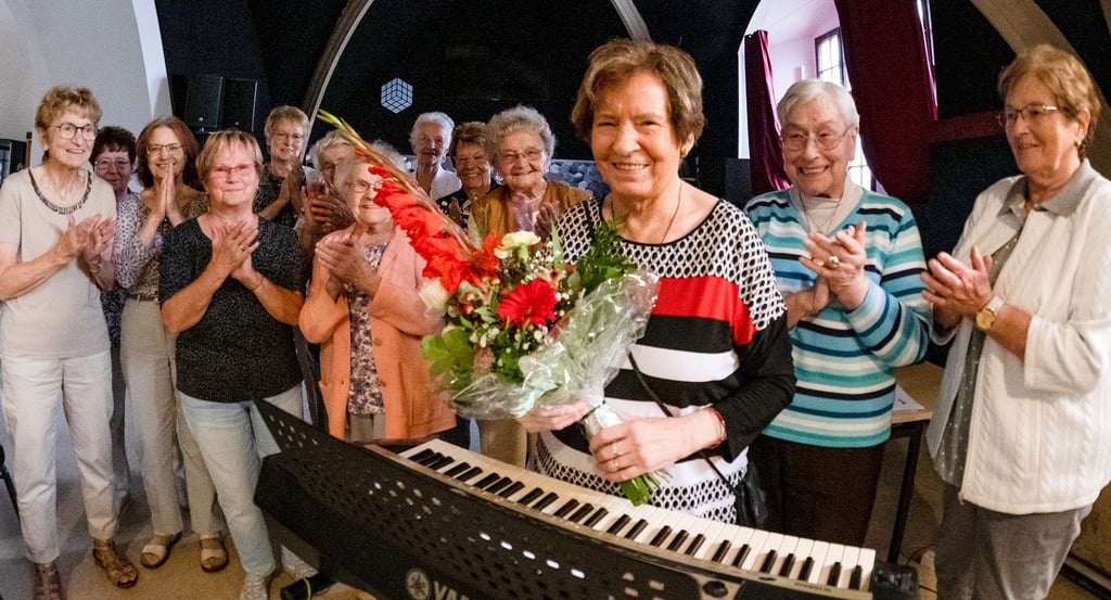 Christa Schmidt (3. v. r.) leitet seit 20 Jahren den Zeitzer Chor Elsterlerchen.