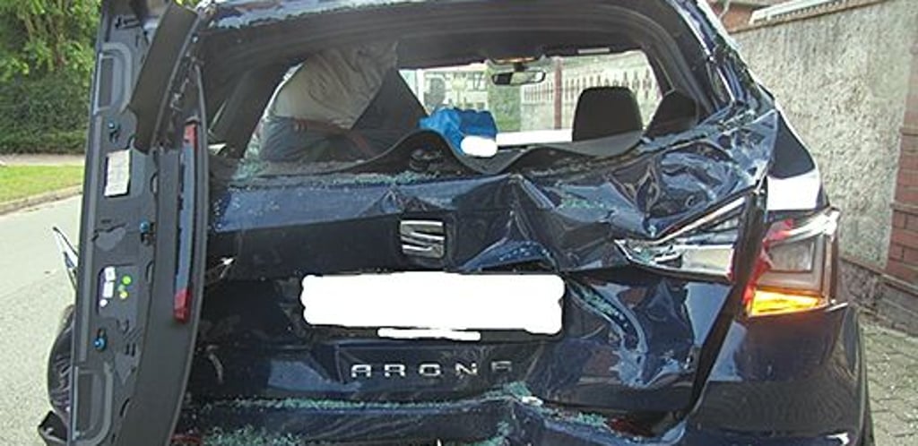 Der Seat nach der Kollision mit dem Linienbus.