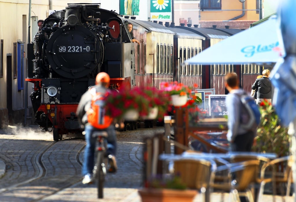 Eine Schmalspur-Dampflok der Kleinbahn „Molli“ fährt durch den Bahnhof Kühlungsborn West.