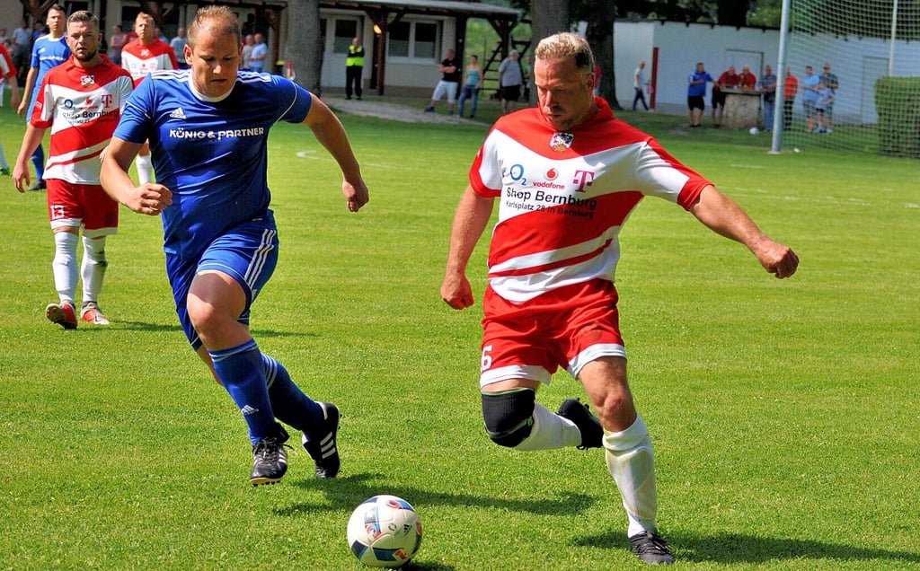 Christian Lindau (rechts) und der SV Rot-Weiß Groß Rosenburg hoffen auf einen Befreiungsschlag. Der Aufsteiger tritt beim SV Förderstedt an.