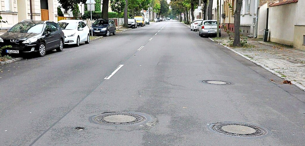 Die Kanaldeckel in der Bahnhofstraße sind abgesackt. Rollt ein Laster drüber, dröhnt es in den Häusern.