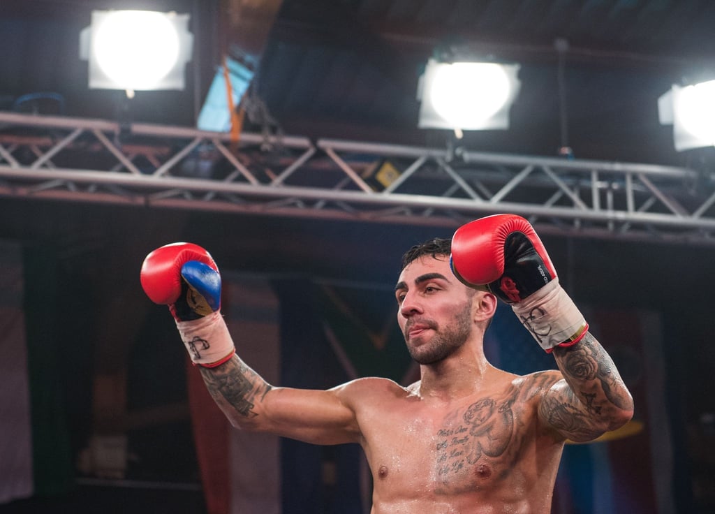 Profiboxer Artem Harutyunyan aus Deutschland jubelt nach einem Sieg.