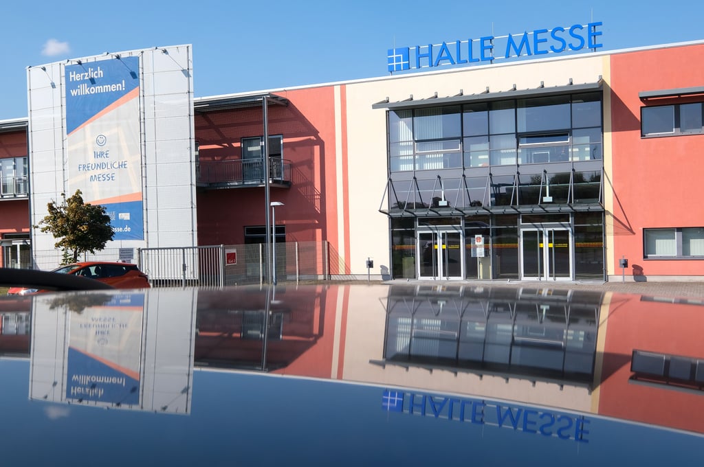 Blick auf den Eingang der Halle Messe - Archivbild