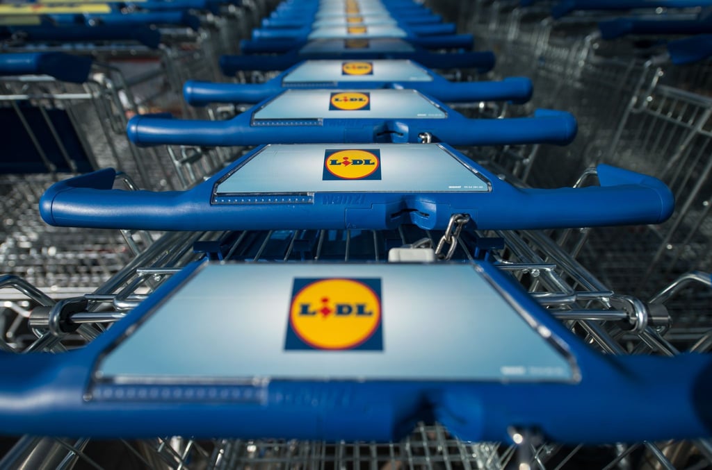 Einkaufswagen stehen vor einer Filiale des Lebensmitteldiscounters Lidl.