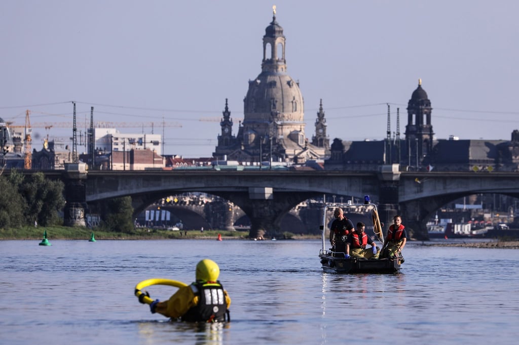 Die Polizei und die Feuerwehr in Dresden haben am Dienstag bis in den Abend nach einem Menschen in der Elbe gesucht.