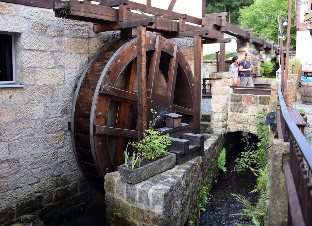 Das Mühlrad der historischen Mühle in Schmilka dient heute nur noch Anschauungszwecken.