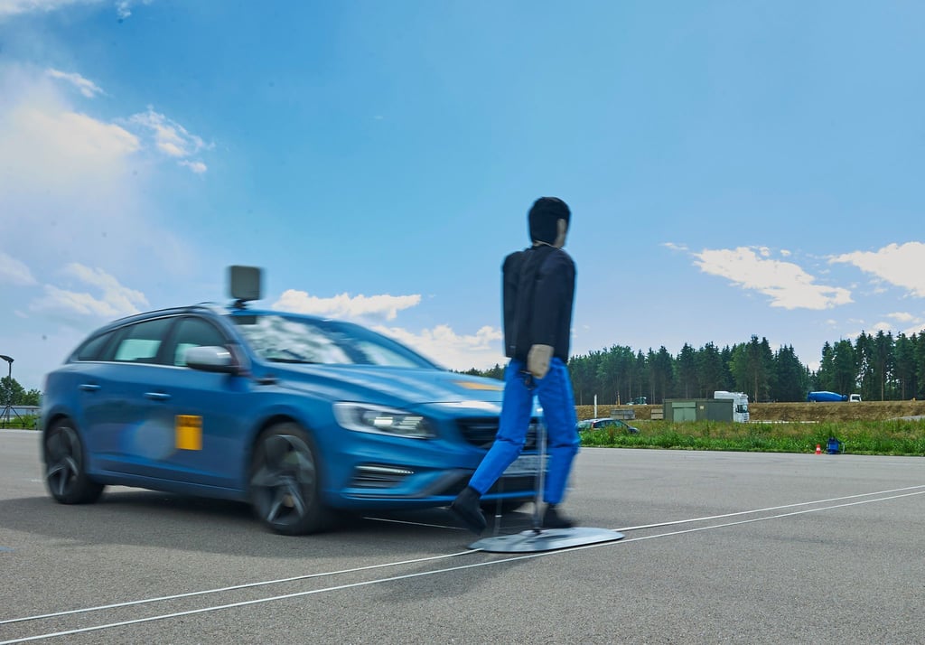 Ich sehe was, was Du nicht siehst...und bremse: Intelligente Technik soll Unfälle vermeiden helfen wenn Fußgänger oder Autofahrer mal nicht aufpassen.