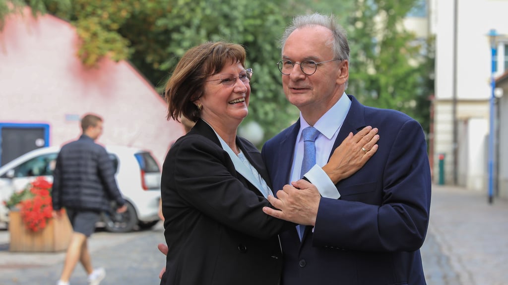Reiner Haseloff mit seiner Frau Gabriele nach der geglückten Wiederwahl des 67-Jährigen zum Ministerpräsidenten von Sachsen-Anhalt. Beide sind seit 45 Jahren verheiratet: Sie sei seine wichtigste Kritikerin, aber auch seine wichtigste Stütze, sagt. Haseloff über seine Frau.