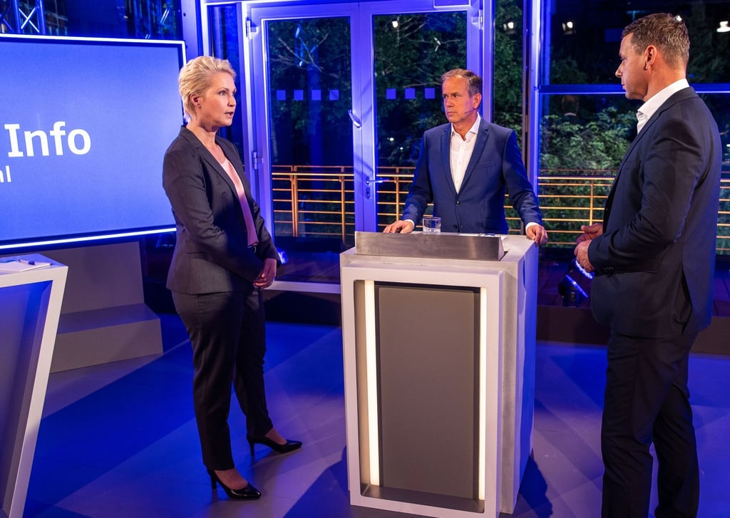 Ministerpräsidentin Schwesig (SPD, l-r), Moderator Cichowicz und Spitzenkandidat der CDU Sack.