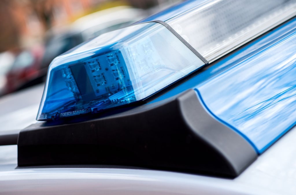 Das Blaulicht an einem Einsatzwagen der Polizei.