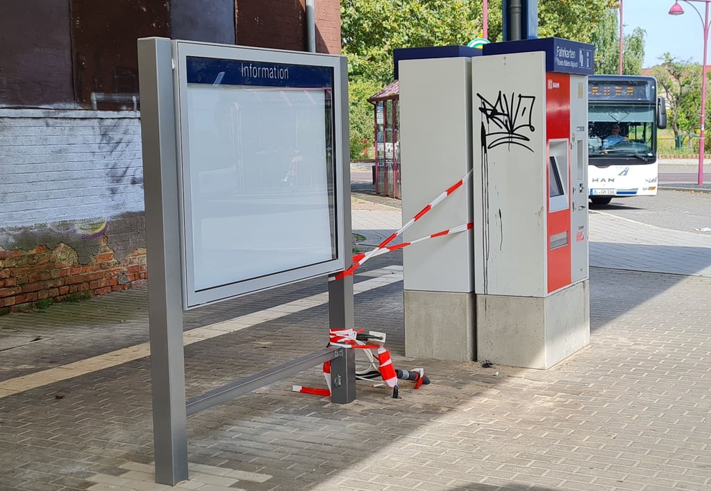 Am Genthiner Bahnhof tut sich was. Zuerst wurden die Fahrkartenautomaten umplatziert und eine neue Anzeigetafel aufgestellt.
