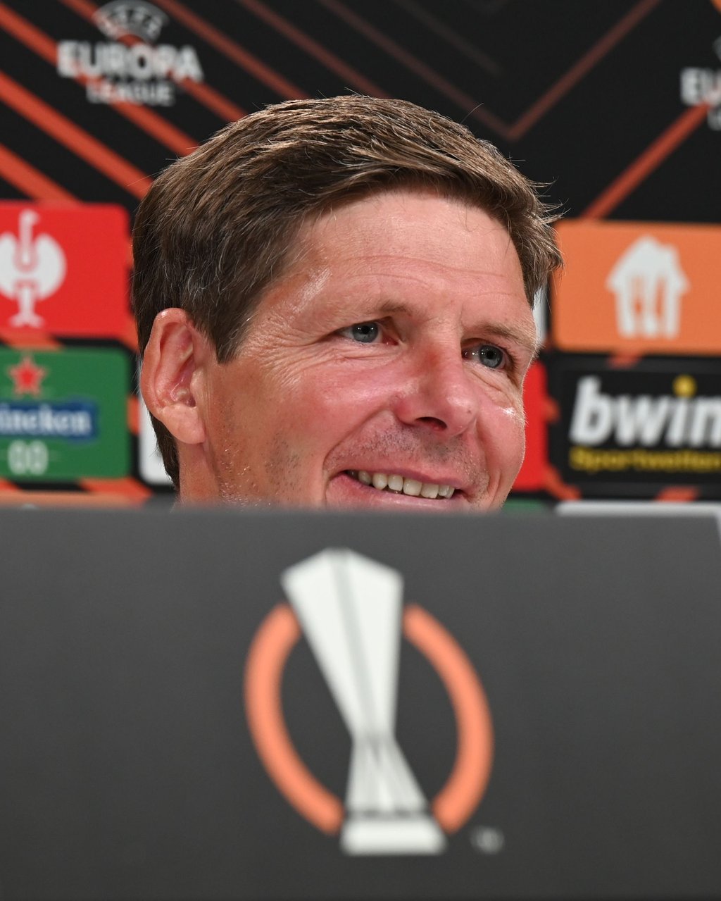 Cheftrainer Oliver Glasner spricht während der Pressekonferenz von Eintracht Frankfurt im Stadion.