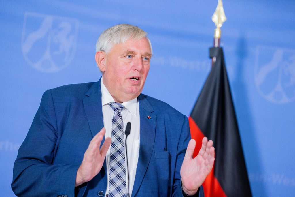Karl-Josef Laumann (CDU), Gesundheitsminister von Nordrhein-Westfalen, spricht bei einer Pressekonferenz.