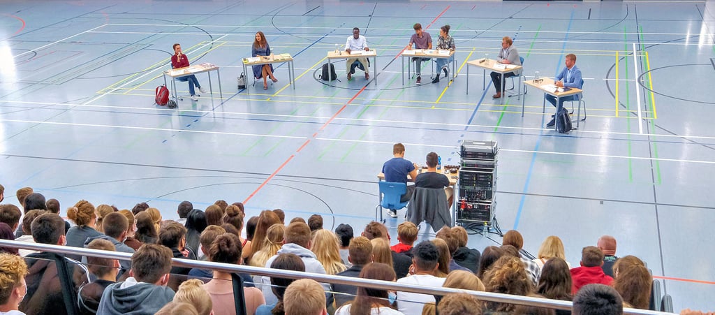 Einige Direktkandidaten zur Bundestagswahl stellten sich in der Sporthalle des Gymnasiums Landsberg einer Podiumsdiskussion.