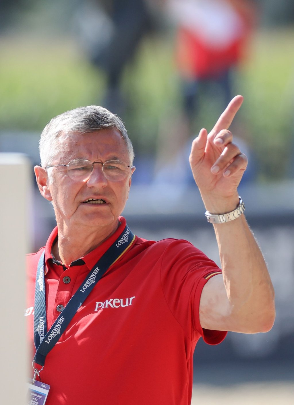Otto Becker, Bundestrainer der deutschen Springreiter, gestikuliert.