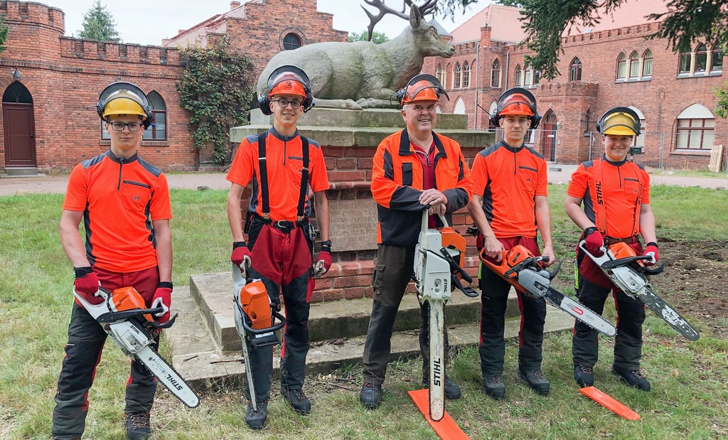Die neuen Auszubildenden Norman Remmling, Hannes Heßler, Philipp Schrödter und Max Jander mit ihrem Lehrmeister Lutz Fiedler (M.) vorm Jagdschloss in Haideburg. Hier hat das Betreuungsforstamt Dessau, ihre Ausbildungsstelle, seinen Sitz.