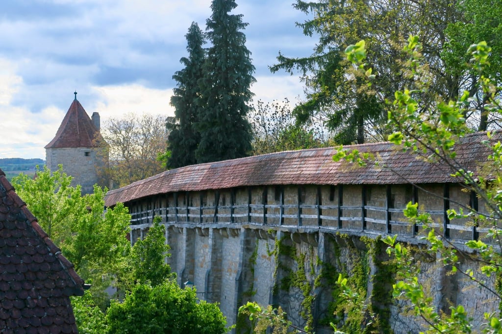 Die Stadtmauer Rothenburgs sieht aus wie im Mittelalter.