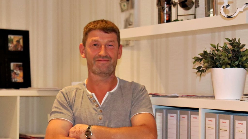 René Brand aus Haus Nienburg, hier in seinem Büro, bewirbt sich um das Amt des Bürgermeisters der Gemeinde Huy.