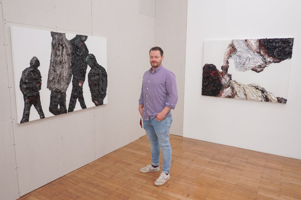 Der Künstler Clemens Krauss steht anlässlich der Berlin Art Week im Haus am Lützowplatz vor seinen Werken.