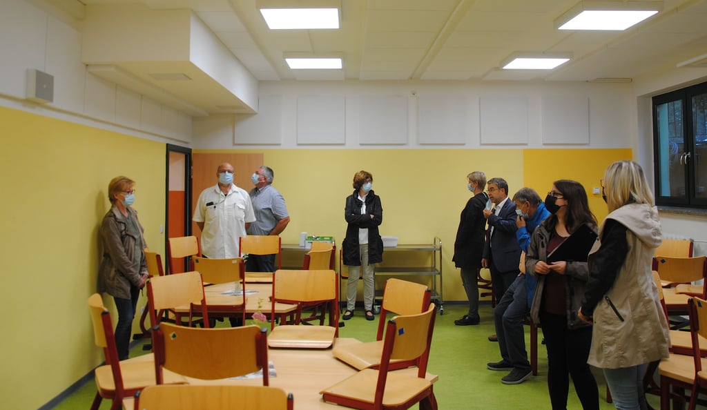 Hell und freundlich präsentierte sich auch der Essenraum im Keller der Jübarer Grundschule den Beetzendorf-Diesdorfer Verbandsgemeinderäten. Hier wie auch in den anderen Räumen wurden Schallschutzdecken angebracht, die den Lärmpegel dämpfen.