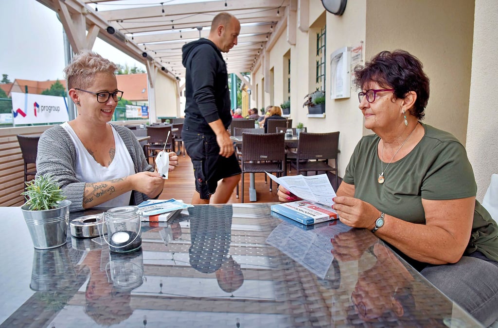 Im ?Sportis? in Sandersdorf bleibt es weiterhin bei der 3G-Regelung. Darja Morawa (li.) und Sabine Richter bereiten einen Schnelltest vor.