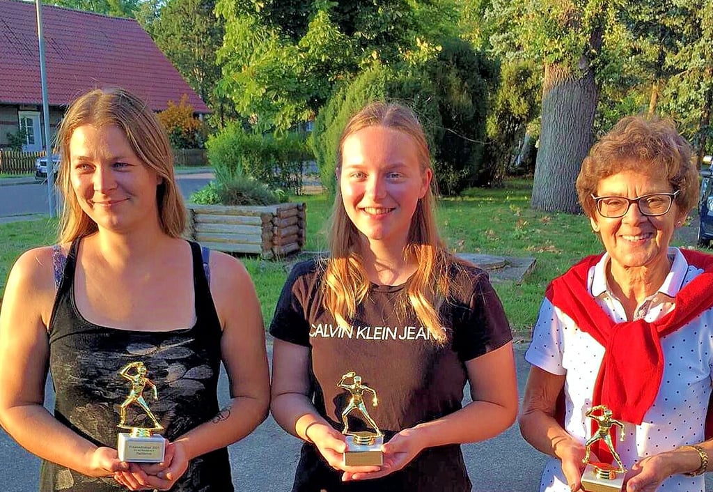 Die Siegerinnen beim Tischtennis der Frauen: Vanessa Busse(von links), Saskia Hoppe und Veronika Könnig.
