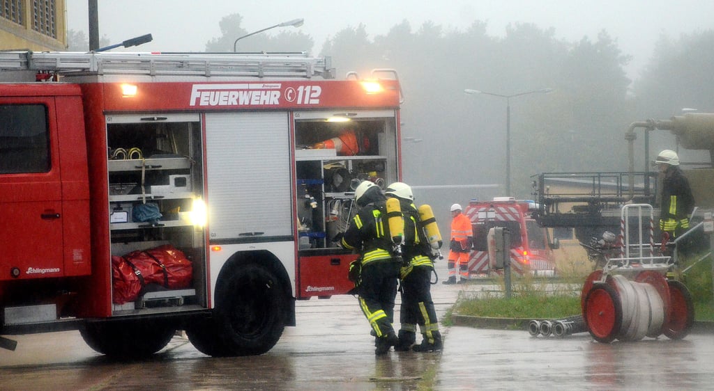 Im strömenden Regen bereiteten die Salzwedeler Aktiven bei der Übung das Retten der Vermissten unter Atemschutz vor.