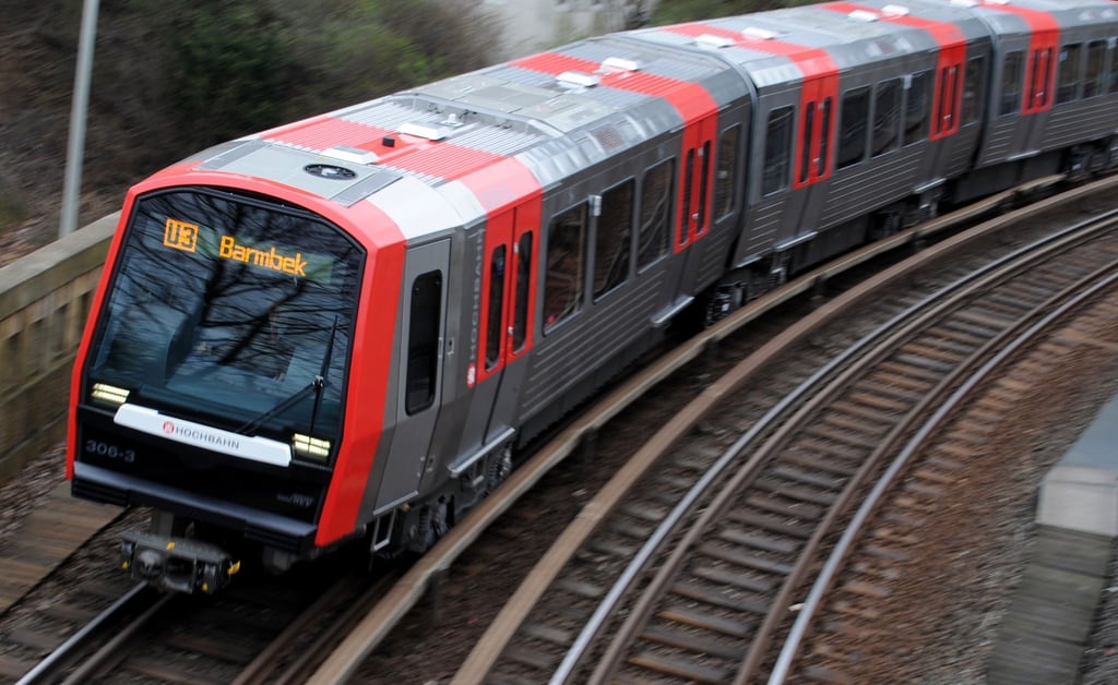 Der damals neue U-Bahnwagen DT5 ist auf der U3-Strecke unterwegs.