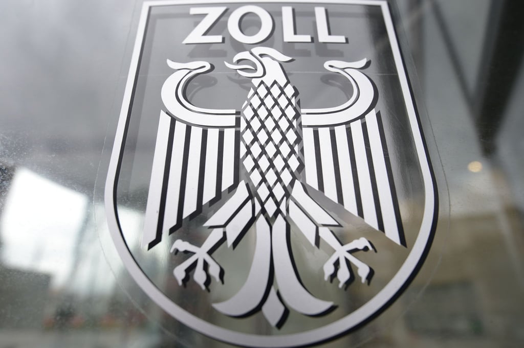 Das Logo des Zolls ist im Hauptzollamt zu sehen.