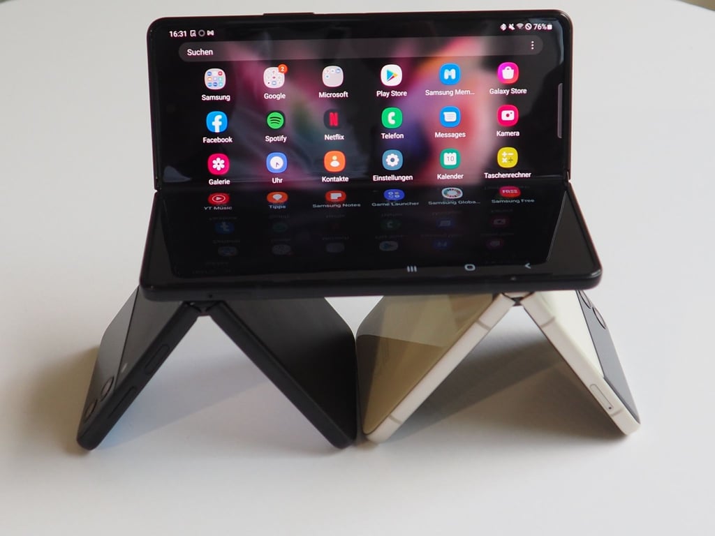 Laden zum kreativen Telefon-Hausbau ein: Das Samsung Galaxy Z Flip 3 (zweimal unten) und ein Samsung Galaxy Z Fold 3 (oben).