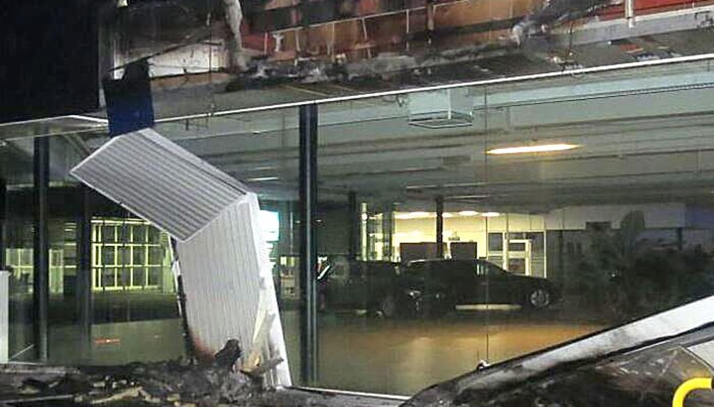 Das betroffene Autohaus nach dem Löschen.