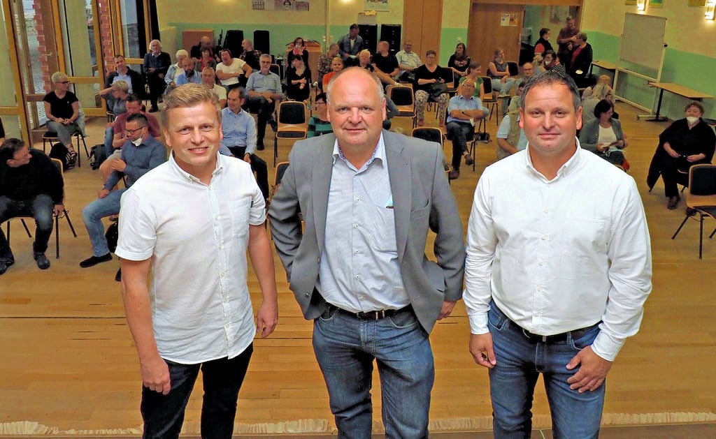 Die Bürgermeister-Kandidaten Lars Kohn, Dirk Heinemann und Andreas Binder (von links) einige Minuten vor Beginn des Osterwiecker Wählerforums in der Aula des Fallstein-Gymnasiums. Mit Beginn der Veranstaltung waren alle 60 Publikumsplätze besetzt.