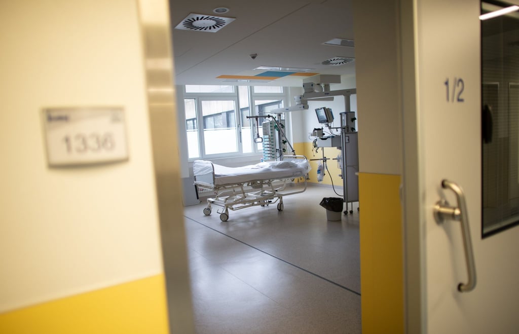 Ein leeres Bett steht in einer Intensivstation.