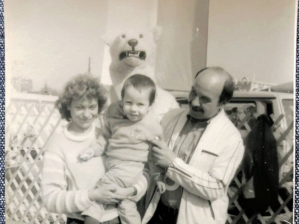 Günter Hempel und seine Familie in den 1980er Jahren mit dem Eisbären.