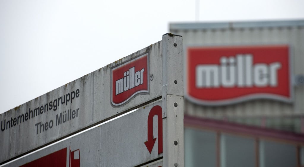 Ein Firmenschild am Stammsitz der Unternehmensgruppe Theo Müller.