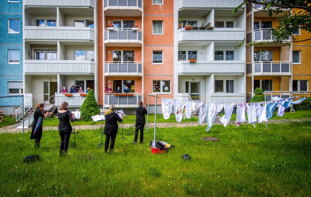 Das Foto mit dem Titel „Saubere Töne“ zeigt Musikerinnen des MDR-Sinfonieorchesters, die vor Senioren und Mitarbeitern einer Tagespflege in Limbach-Oberfrohna spielen.