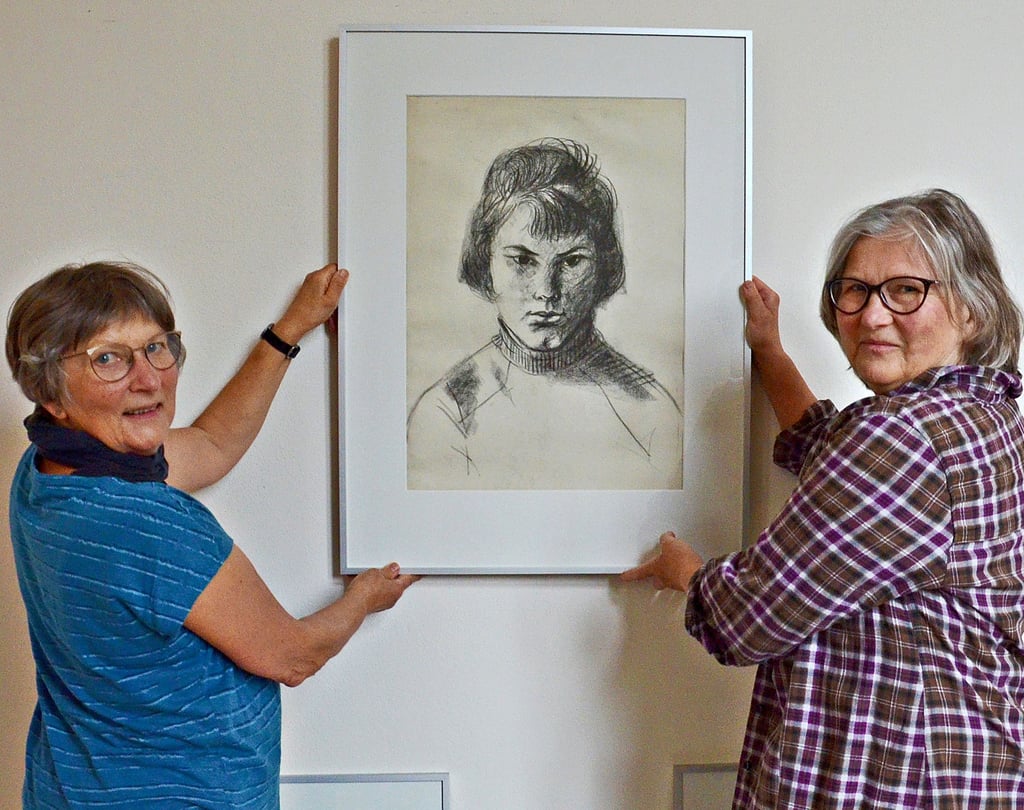 Elke Roßmann (l.) und Irene Leps beim Aufbau einer Ausstellung im Zerbster Rathaus über Gerhard Schuboth, die dort noch bis zum 30. September zu sehen ist.